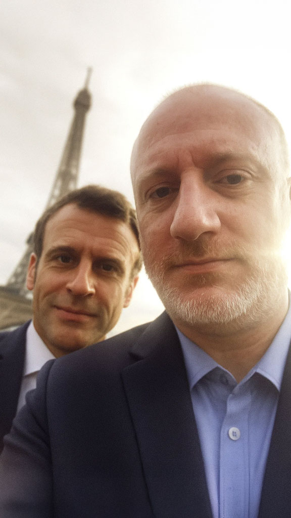 Macron ile Eyfel Kulesi önünde montajlı selfie Macron ile Eyfel Kulesi önünde montajlı selfie