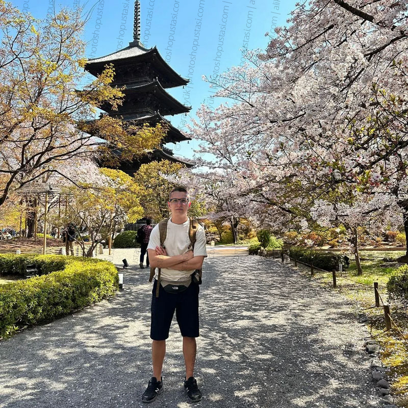 Düzenlenmiş haliyle, yüzü değiştirilen adam ve silinmiş arka plan ile temizlenmiş bir bahar manzarası.