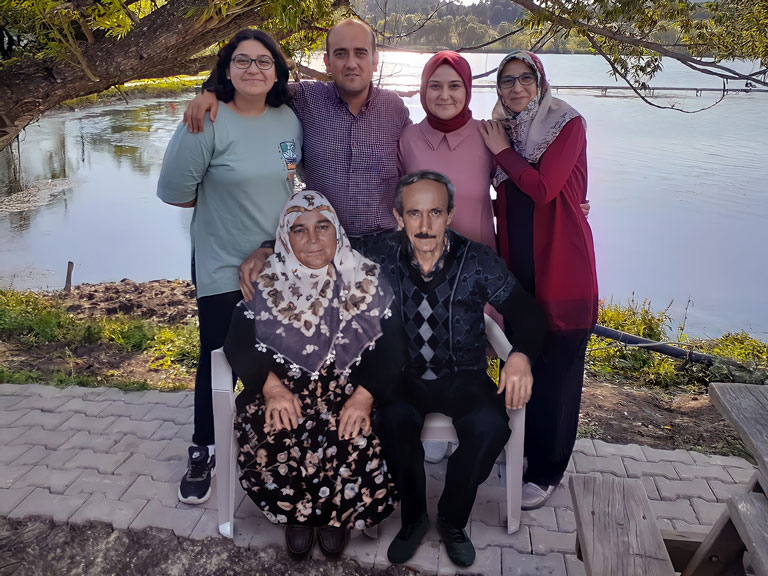 Anne ve baba sandalyede doğal şekilde konumlandırıldı, fotoğraf netleştirildi