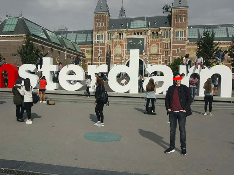 Amsterdam’daki Iamsterdam yazısının önüne kişi montajlanmış Photoshop çalışması