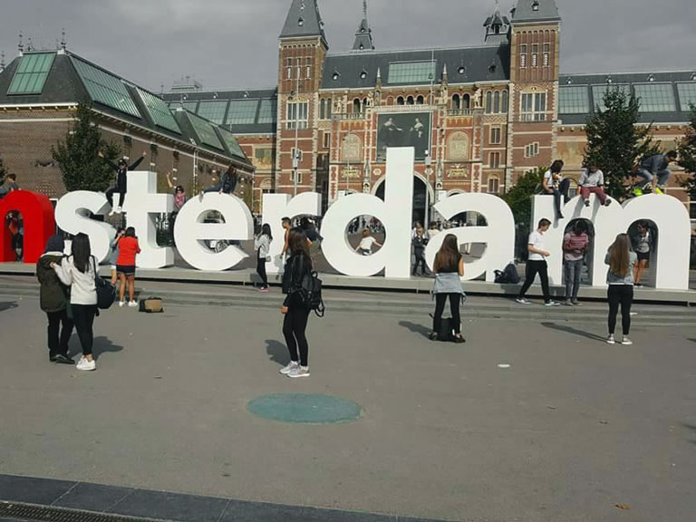 Iamsterdam yazısının önünde kişi yerleştirilmemiş orijinal meydan fotoğrafı