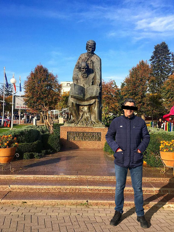 Photoshop ile heykelin önüne kişi eklenmiş hali, arka plan değişimi sonrası