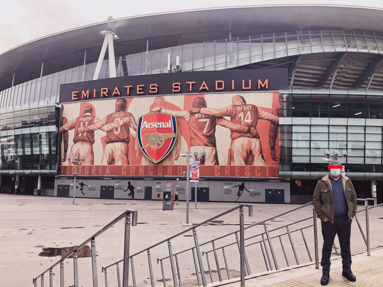 Emirates Stadyumu önünde arka plan değiştirme sonrası gerçekçi Photoshop montajlı kişi fotoğrafı