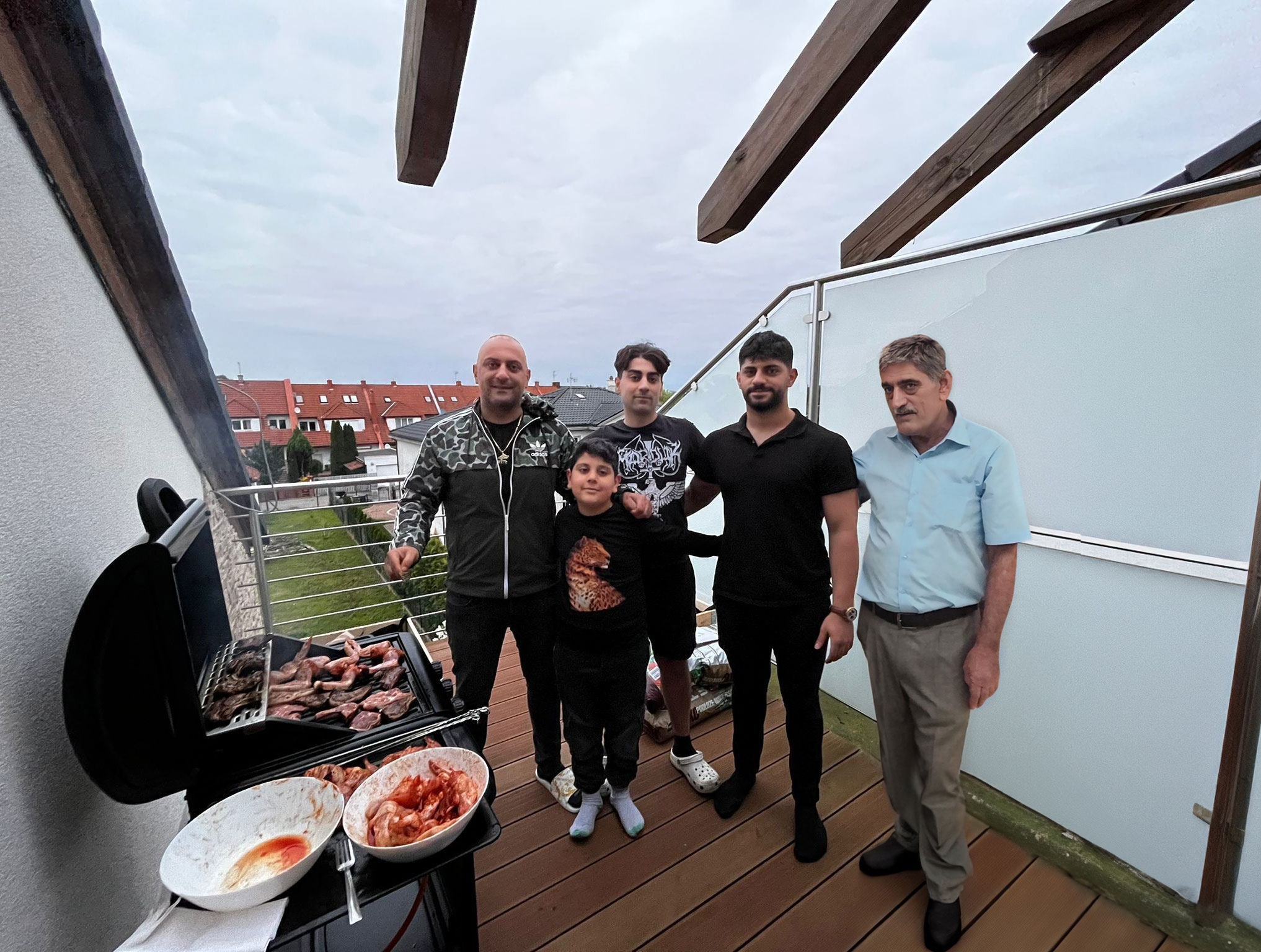 Barbekü sırasında aile poz verirken en sağda baba da eklenmiş şekilde yer alıyor