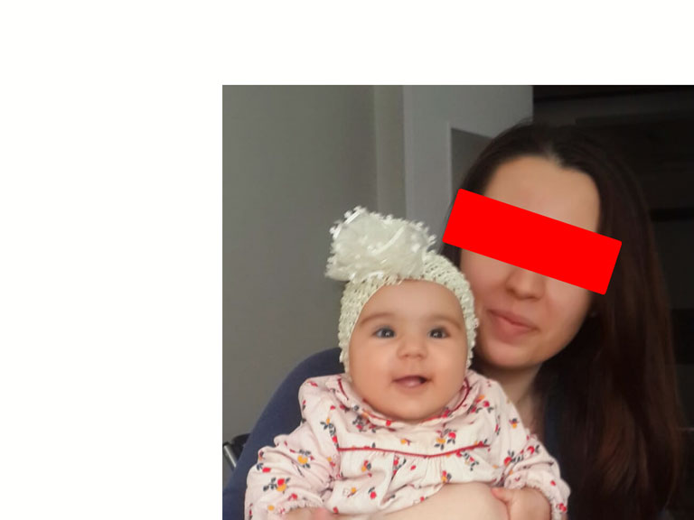 Sade bir fonda çekilmiş anne ve bebeğin orijinal fotoğrafı