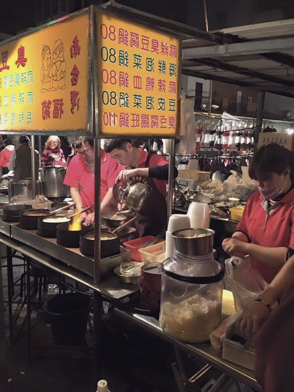 Bu görsel, Çin’in geleneksel sokak yemekleri pazarında çekilmiş olup, Photoshop ile arka plan yerleştirme işlemi öncesindeki ham görüntüdür. Arka plan değişikliği hizmetimizde sıklıkla kullanılan, yoğun detay içeren, otantik bir gece pazarı sahnesi sunmaktadır.