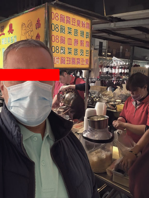 Çin’in gece hayatını andıran bu sahneye, kişi sonradan profesyonelce eklenmiştir. Arka plan değiştirme hizmetimizle artık siz de hayal ettiğiniz yerdeymiş gibi yüksek gerçeklikte görsellere sahip olabilirsiniz.