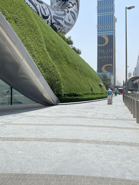 Dubai açık alanda kız figürü eklenmeden önceki sahne