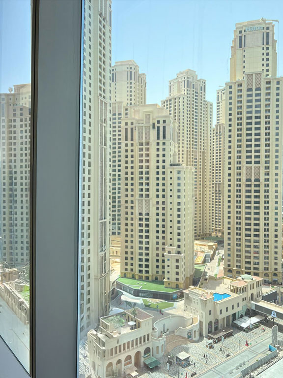 Figür eklenmeden önceki Dubai otel içinden dışarı bakış