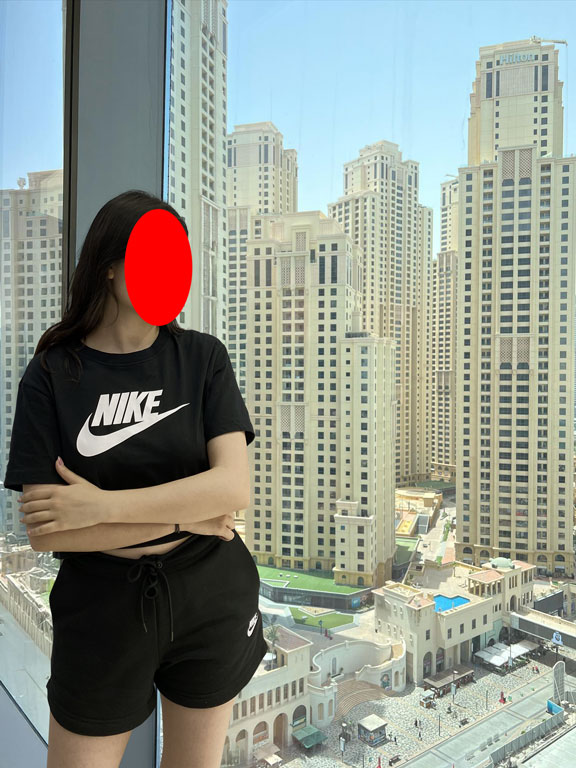 Dubai otel odasında cam kenarında duran kız eklendi