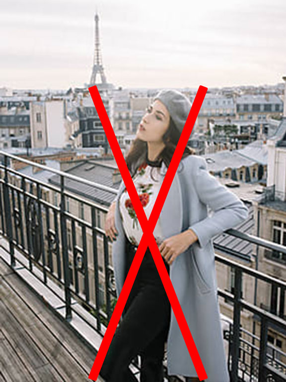 Paris terasında genç kadın, Eiffel Kulesi arka planda