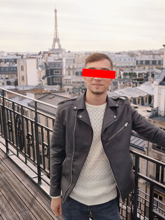 Eiffel Kulesi fonunda terasta poz veren erkek – Photoshop montaj sonrası