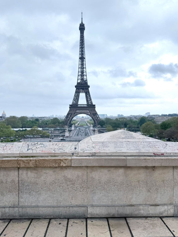 Çocuk eklenmeden önce Eyfel Kulesi önündeki boş alanın orijinal fotoğrafı