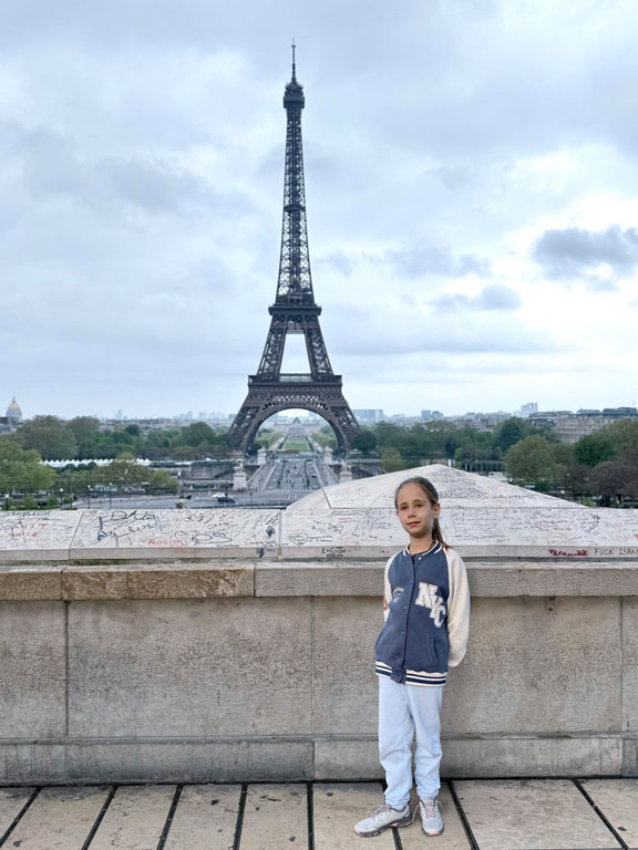 Eyfel Kulesi önüne Photoshop ile çocuk yerleştirilmiş gerçekçi görsel