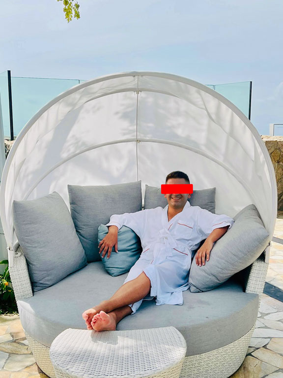 Havuz başında uzanan kişinin kafası değiştirildi, yeni kişi oluşturuldu