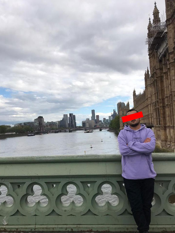 İngiltere’de tek başına duran kişinin orijinal fotoğrafı