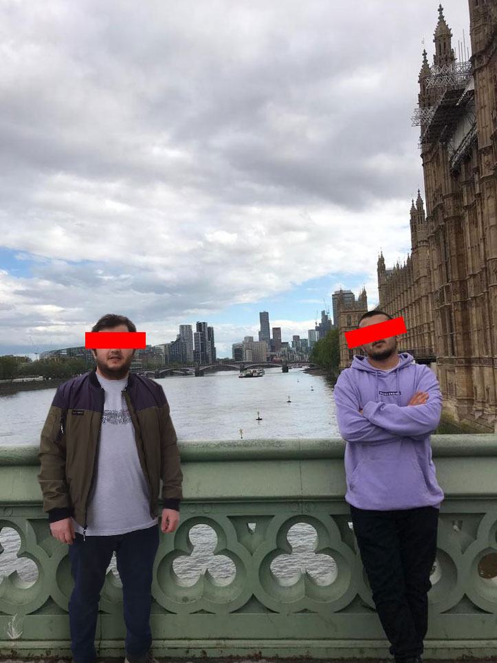 İngiltere sokaklarında birlikte duran iki kişinin düzenlenmiş fotoğrafı