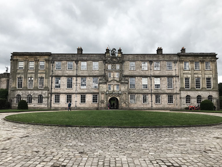 Oxford Üniversitesi ek binası önünde kimse olmadan çekilmiş görüntü