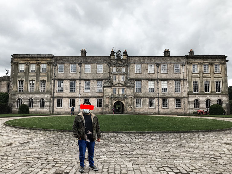 Oxford Üniversitesi ek binasının önüne dijital olarak yerleştirilen adamla düzenlenmiş görsel