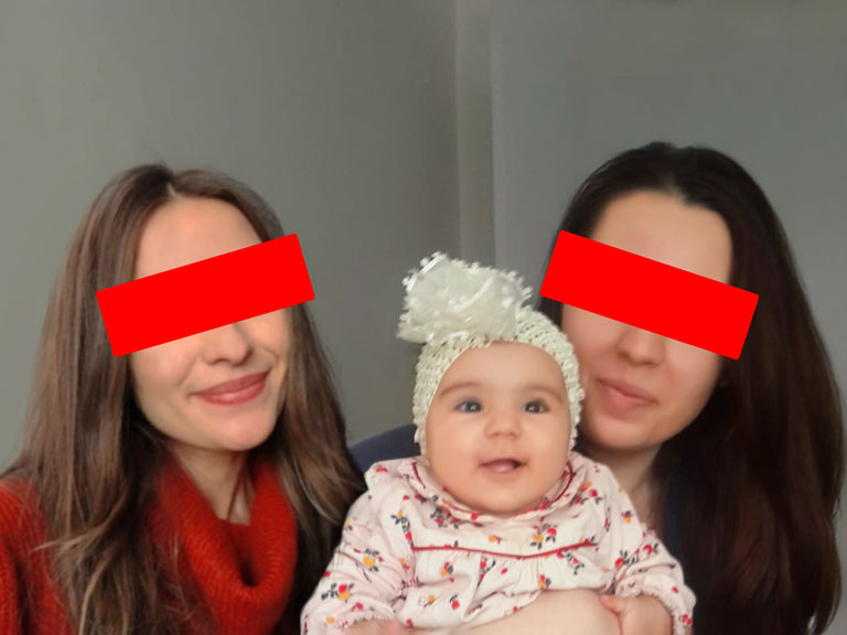 Photoshop ile anne, bebek ve teyzenin yer aldığı düzenlenmiş aile fotoğrafı