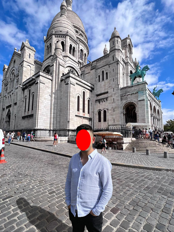 Paris Bazilikası önünde duran adam figürü montajla eklendi