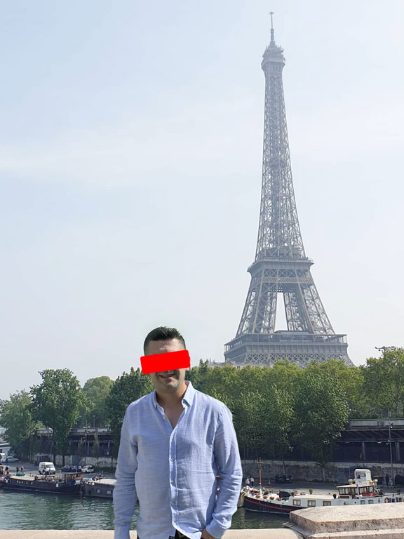 Eyfel Kulesi önüne eklenmiş kişinin düzenlenmiş fotoğrafı