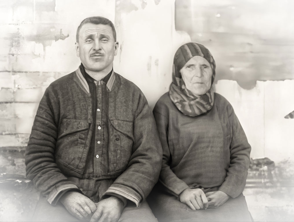 Rahmetli anne ve babanın farklı dönemlerde çekilmiş portrelerinin bir araya getirildiği tamamlanmış dijital montaj çalışması.