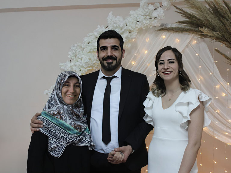 Nişanlı çiftle aynı karede profesyonelce yerleştirilen teyze