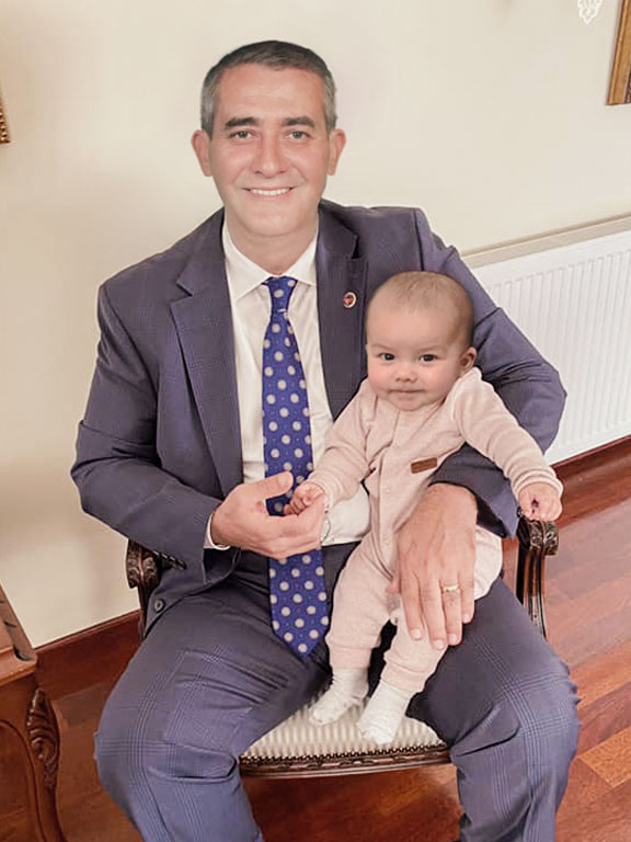 Photoshop ile birleştirilmiş vefat eden dede ve torunun gerçekçi montajlı fotoğrafı