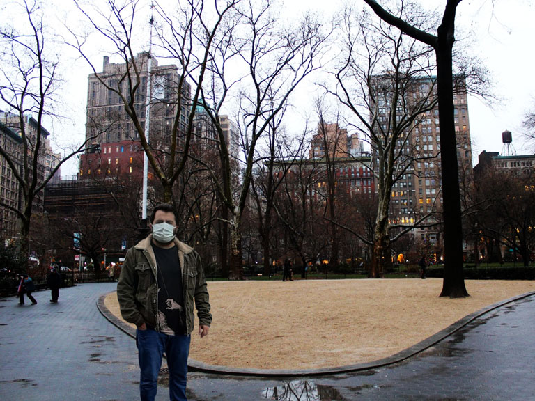 Photoshop ile yurt dışı şehir arka planına eklenen adam