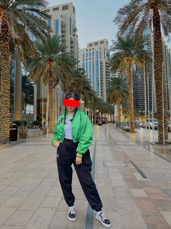 İkinci kız, Dubai arka planına profesyonel Photoshop ile eklenmiş hali