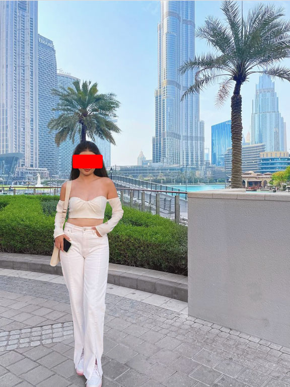 Photoshop ile Dubai arka planına eklenmiş kadın – gerçekçi fotomontaj