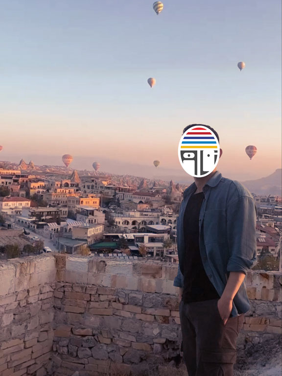 Ürgüp Peri Bacaları önünde gerçekçi şekilde montajlanmış adam – Photoshop sonucu