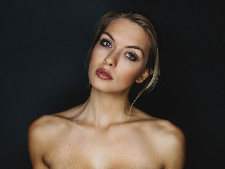 Photoshop uzmanı tarafından kafa değiştirme öncesi kadın fotoğrafı