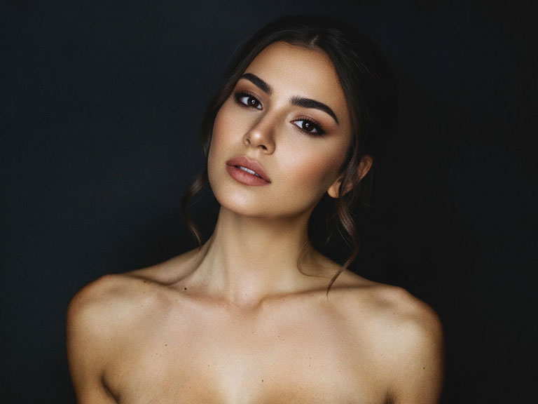 Photoshop uzmanı tarafından yapılan kafa değiştirme sonrası düzenlenmiş kadın fotoğrafı. Gerçekçi ve profesyonel fotomontaj örneği.