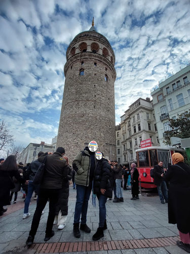 Galata Kulesi önünde çekilmiş, arka planda ve yanlarda kalabalık bulunan çift fotoğrafı