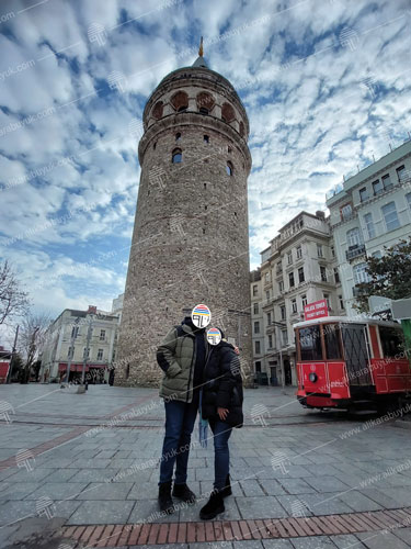 Galata Kulesi önünde yalnızca çiftin kaldığı, arka plandaki insanların silindiği fotoğraf