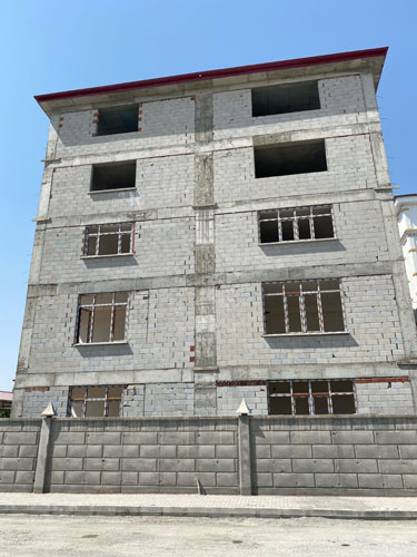 Tuğla cepheli, sıvasız ve boyasız bina dış cephesi