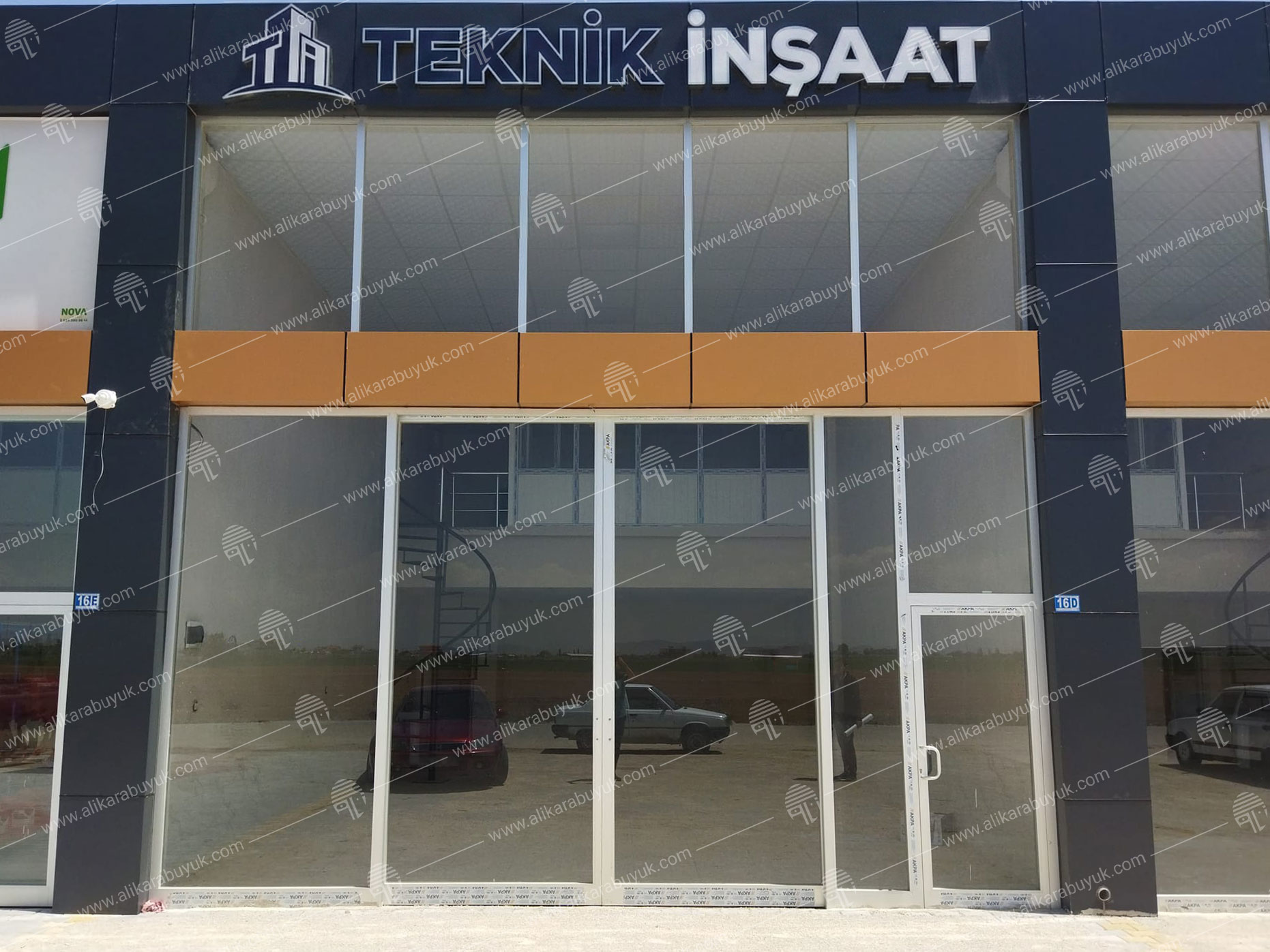 Fotoğraf düzenleme ile tabela uygulanmış dükkan görünümü