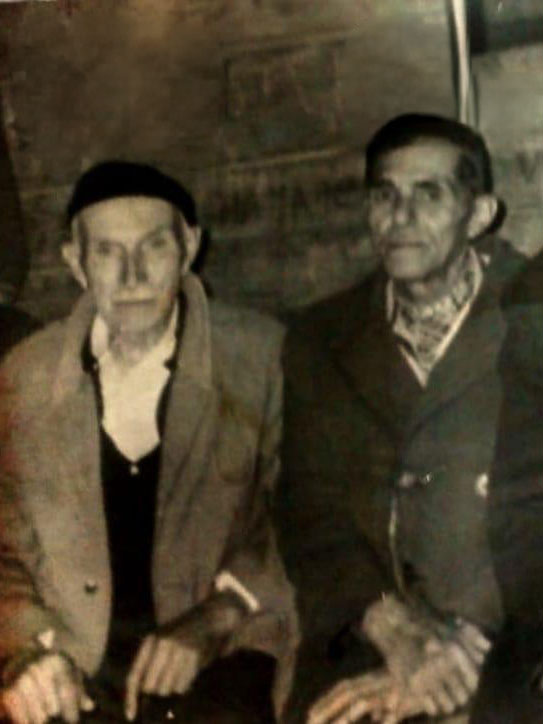 Netliği düşük, çatlak ve deformeler bulunan eski siyah beyaz fotoğraf