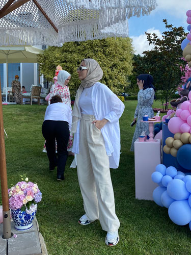 Fotoğrafta arka planda dikkat dağıtan kişilerin bulunduğu görüntü