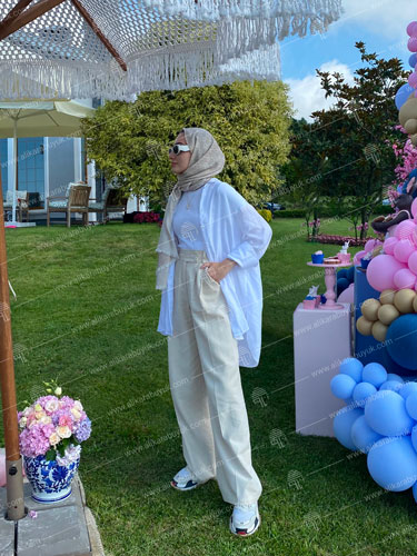 Fotoğraftan arka plandaki kişiler silinmiş, temiz ve sade arka plan