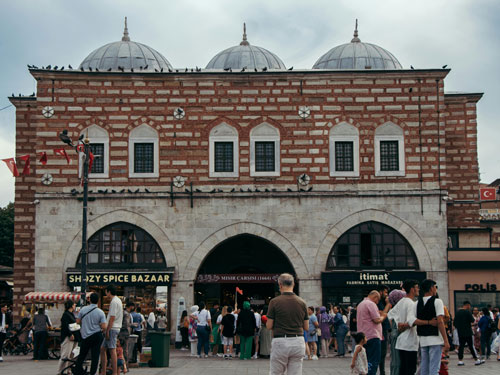 Günümüzde çekilmiş, Kapalı Çarşı çevresinde modern unsurlar ve kalabalık bulunan fotoğraf