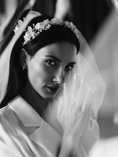 Bu alternatif, müşterinin o gelinlik içinde nasıl hissedeceğine ve hayaline odaklanır. Görseldeki "sıradan bir andan, büyüleyici bir geline" geçişi destekleyen, sıcak ve ilham verici bir ton kullanılır.