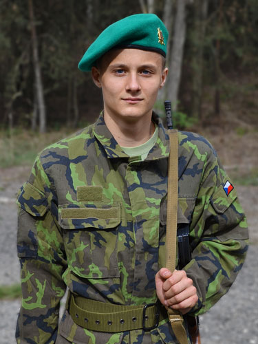 Bu yaklaşım, askerlik mesleğine hayranlık duyan, çeşitli sebeplerle bu deneyimi yaşayamamış veya kendini o üniforma içinde hayal eden kişiler içindir.