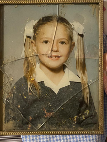 Eski albümlerde çürümeye terk edilmiş, hasar görmüş aile yadigarlarınız için umutsuzluğa kapılmayın. Onları, tekrar çerçeveleyip duvarınıza gururla asabileceğiniz, ölümsüz birer mirasa dönüştürüyoruz.