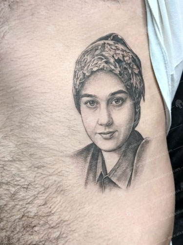 Karın bölgesine sevgilinin fotoğrafı dövme tasarımı şeklinde dijital olarak eklenmiş erkek vücudu