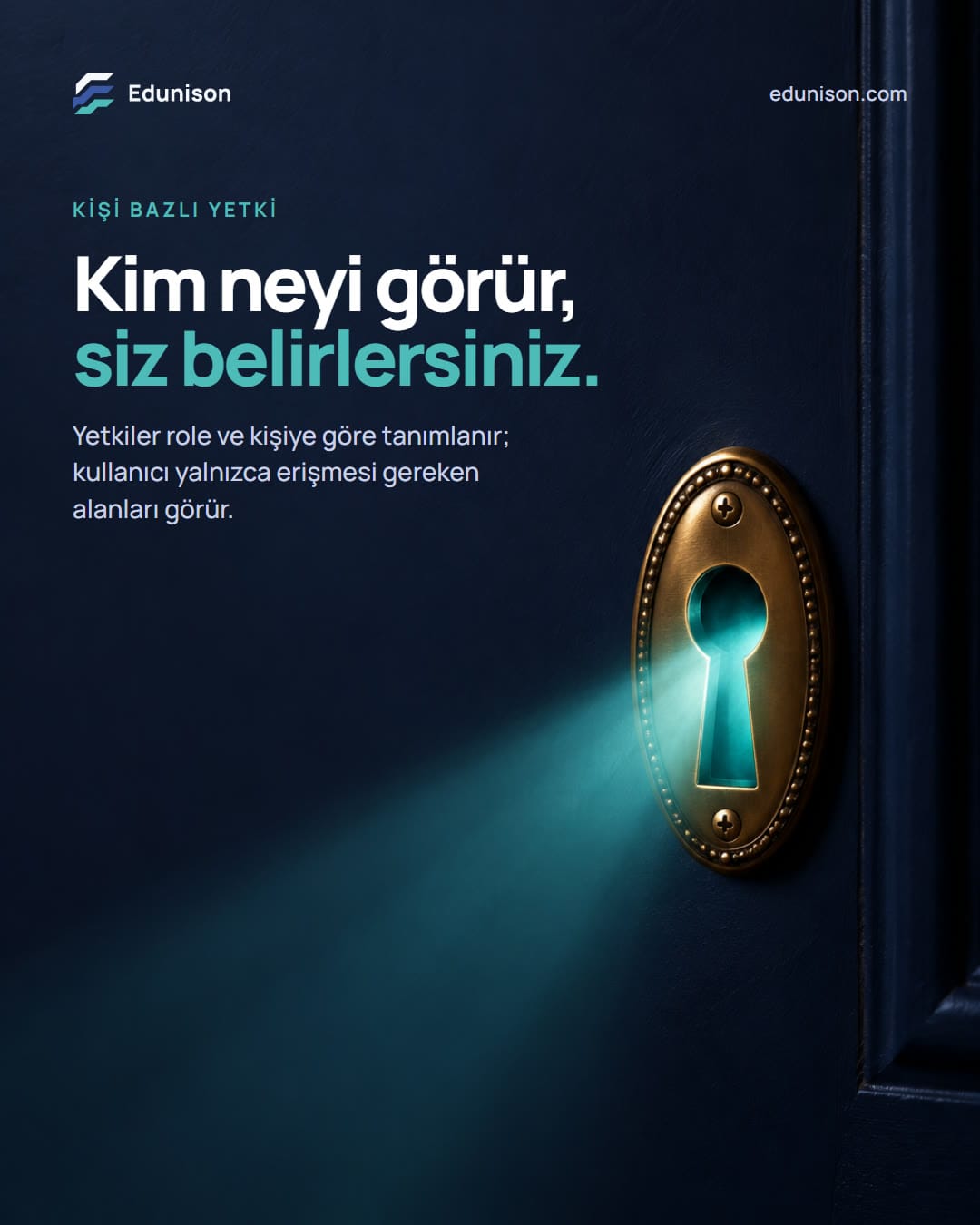 Anahtar Deliği Sosyal Medya Tasarımı Anahtar deliği sosyal medya tasarımı: lacivert bir kapının anahtar deliğinden sızan turkuaz ışık, "Kim neyi görür, siz belirlersiniz." başlığı
