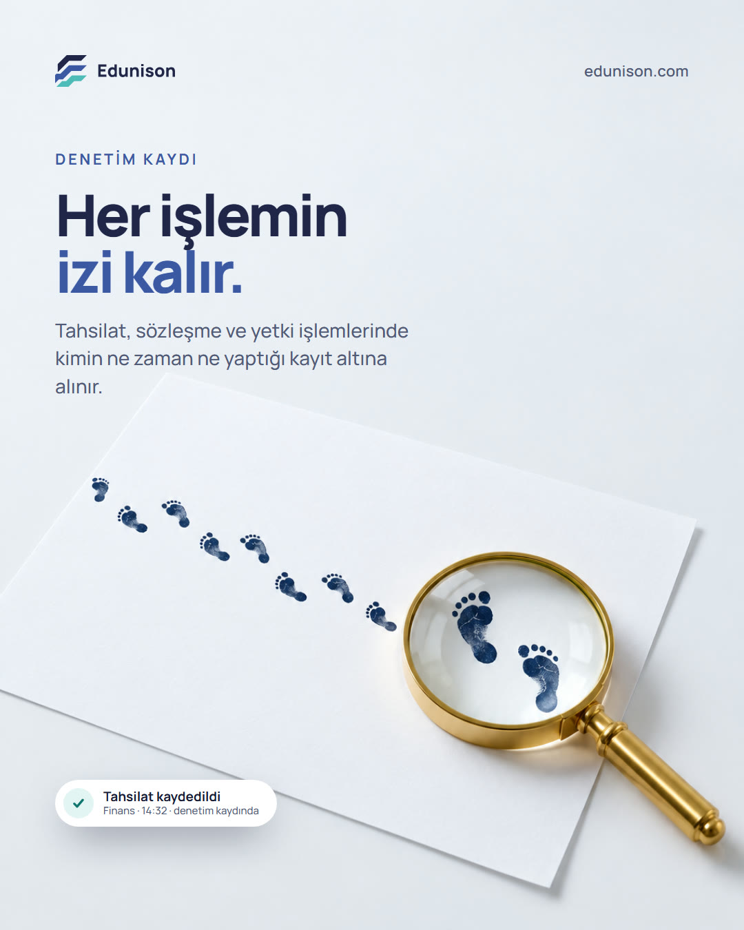 Ayak İzi Sosyal Medya Tasarımı Ayak izi sosyal medya tasarımı: beyaz kâğıt üzerinde ilerleyen mürekkep ayak izleri ve son izin üstünde bir büyüteç, "Her işlemin izi kalır." başlığı