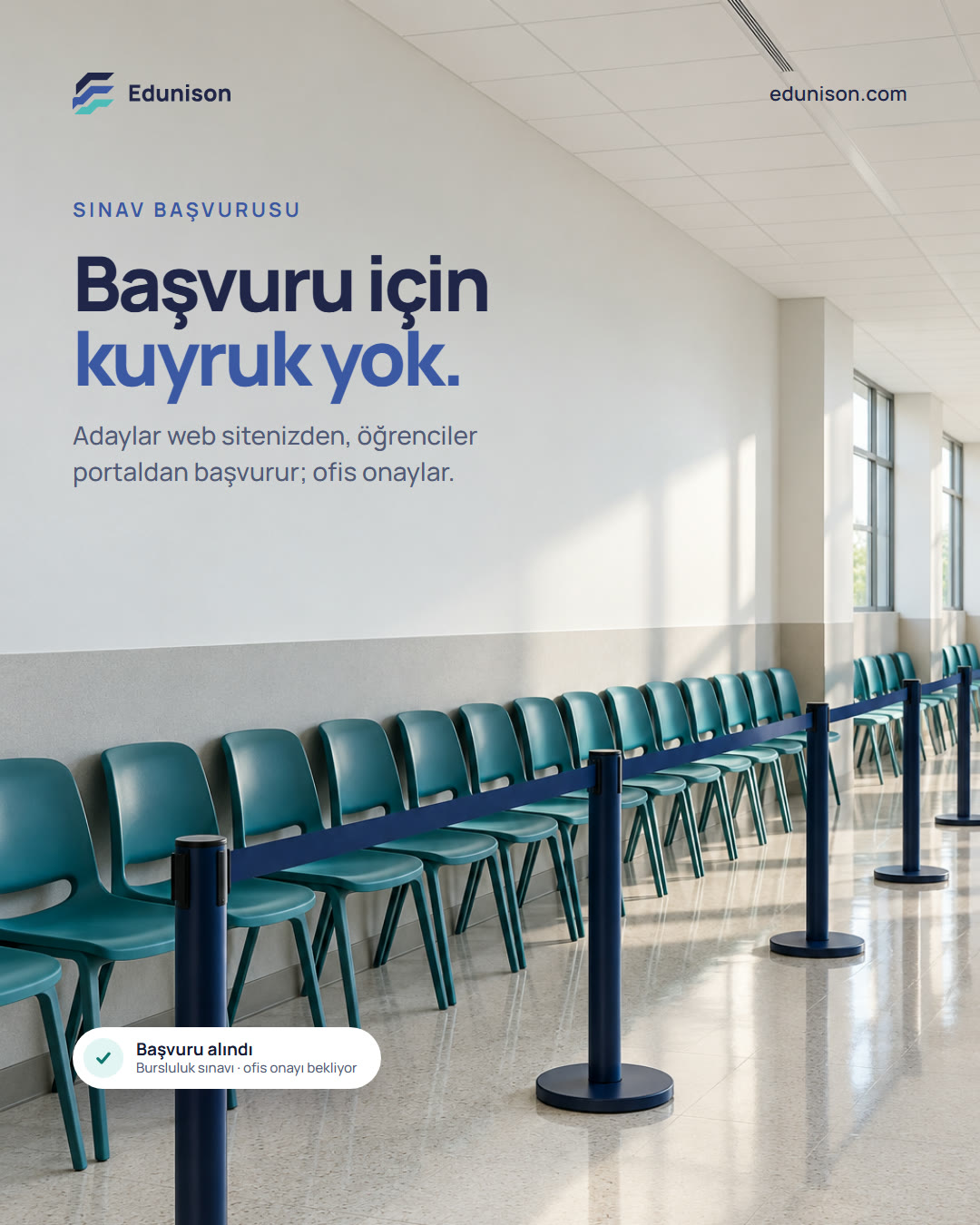 Bekleme Kuyruğu Sosyal Medya Tasarımı Bekleme kuyruğu sosyal medya tasarımı: koridor boyunca dizilmiş boş sandalyeler ve kuyruk bariyerleri, "Başvuru için kuyruk yok." başlığı